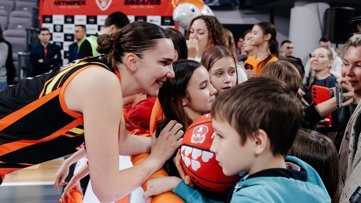 Мария Клюндикова с фанатами.