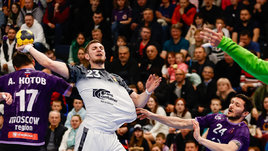 Гандболист Илья Белевцов (№23) атакует ворота «Чеховских медведей».