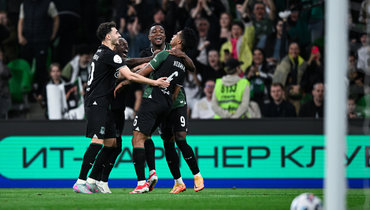 Футболисты «Краснодара» празднуют гол.