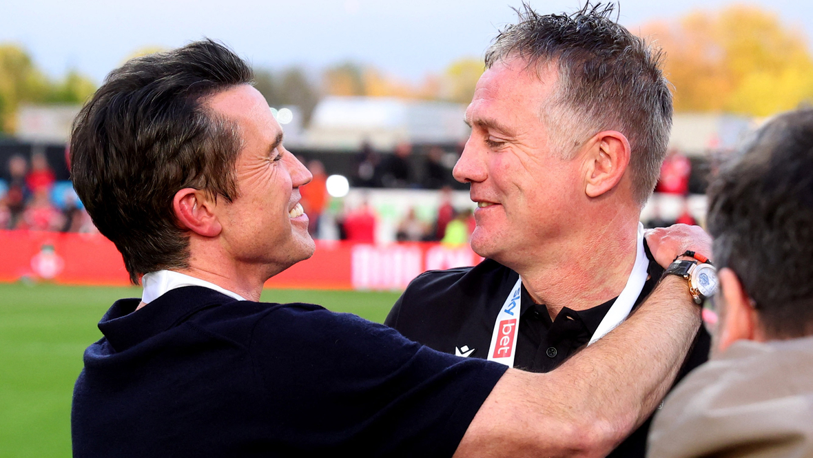 Роб Макэлхенни и главный тренер «Рексхэма» Фил Паркинсон.