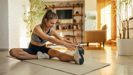 Девушка на стретчинге