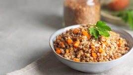 Гречневая каша с морковью на столе