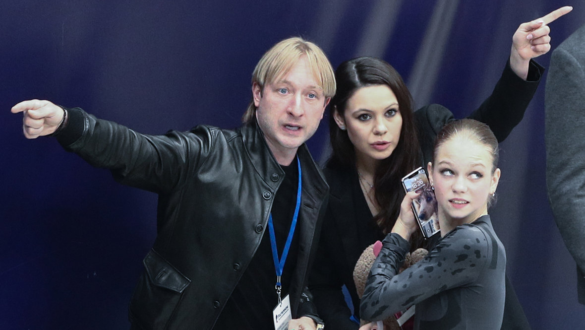 Евгений Плющенко, Елена Ильиных и Александра Трусова. Тренеры Евгений Плющенко, Елена Ильиных и фигуристка Александра Трусова