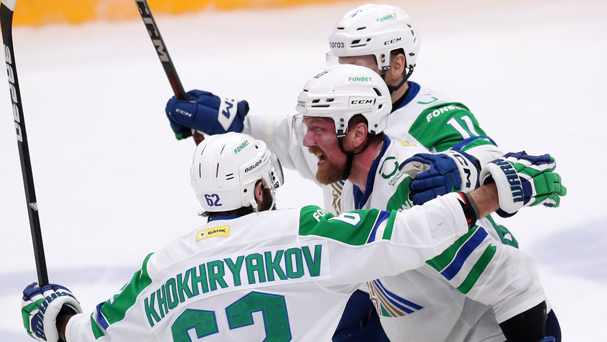 Хоккеисты «Салавата Юлаева» Петр Хохряков, Алексей Василевский и Григорий Панин