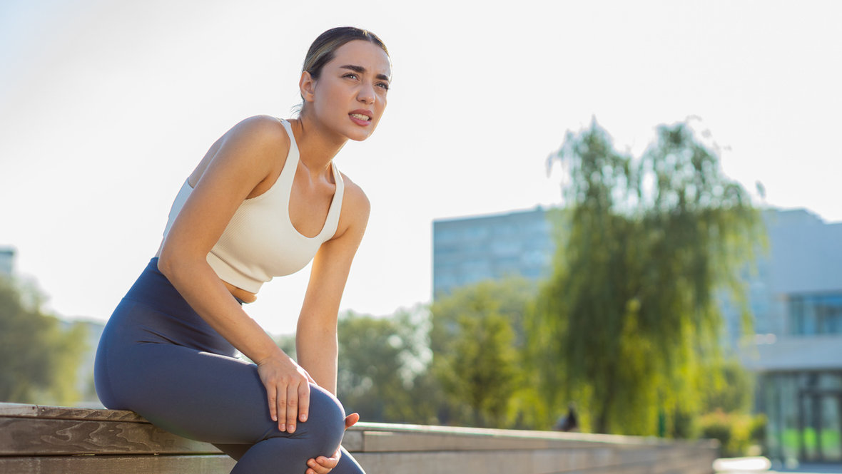 У девушки болит коленок