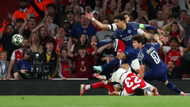 Футболисты Маркиньос и Жоау Невеш и Микель Мерино в матче «Арсенал» — «ПСЖ» (0:1) 29 апреля.