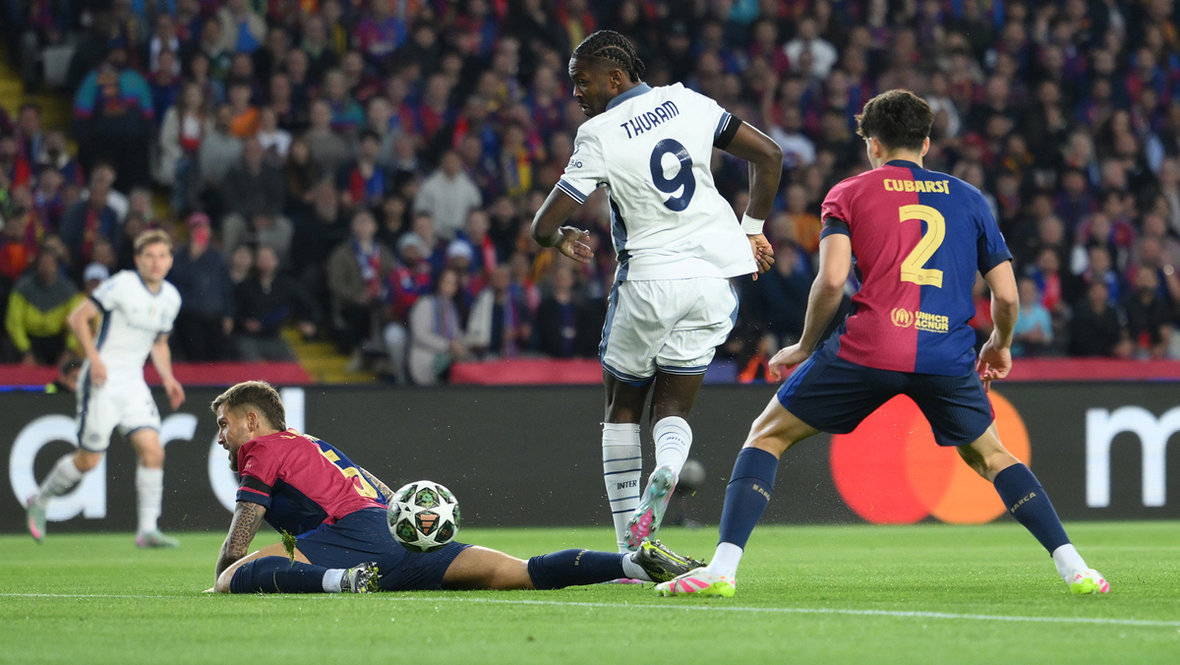 Футболист Маркус Тюрам (в центре) забивает гол в матче «Барселона» — «Интер» (3:3).