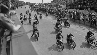 Участники мотогонки Isle of Man Tourist Trophy в 1950 году.