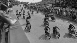 Участники мотогонки Isle of Man Tourist Trophy в 1950 году.