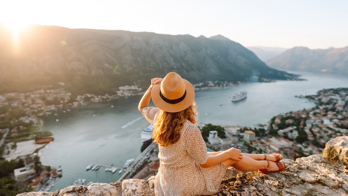 Девушка на фоне морских пейзажей