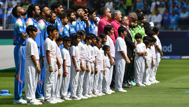 Игроки сборных Индии и Пакистана по крикету.