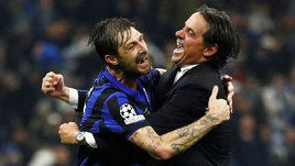 Футболист «Интера» Франческо Ачерби и главный тренер Симоне Индзаги празднуют победу над «Барселоной».