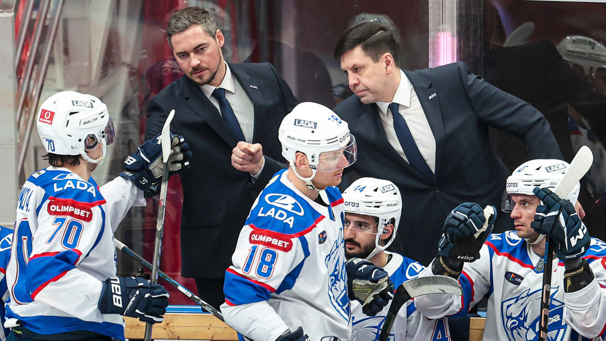 Тренеры «Лады» Алексей Семенов и Павел Зубов с игроками команды. Тренеры «Лады» Алексей Семенов и Павел Зубов с игроками команды