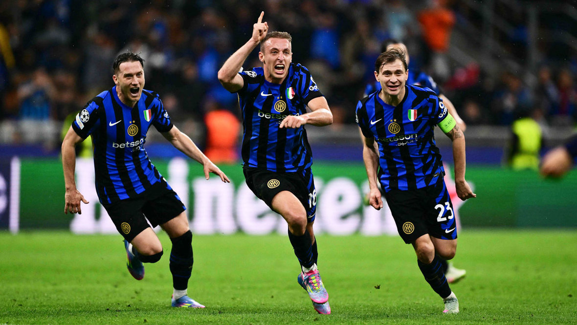 Футболисты «Интера» Петр Зелиньски, Давиде Фраттези и Николо Барелла празднуют гол в ворота «Барселоны»