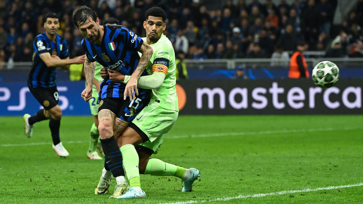 Футболисты Франческо Ачерби и Рональд Араухо