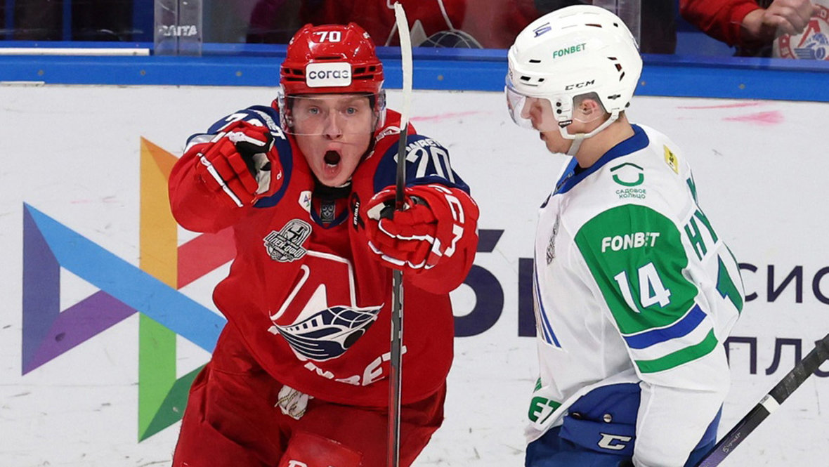 Егор Сурин (слева). Хоккеист «Локомотива» Егор Сурин