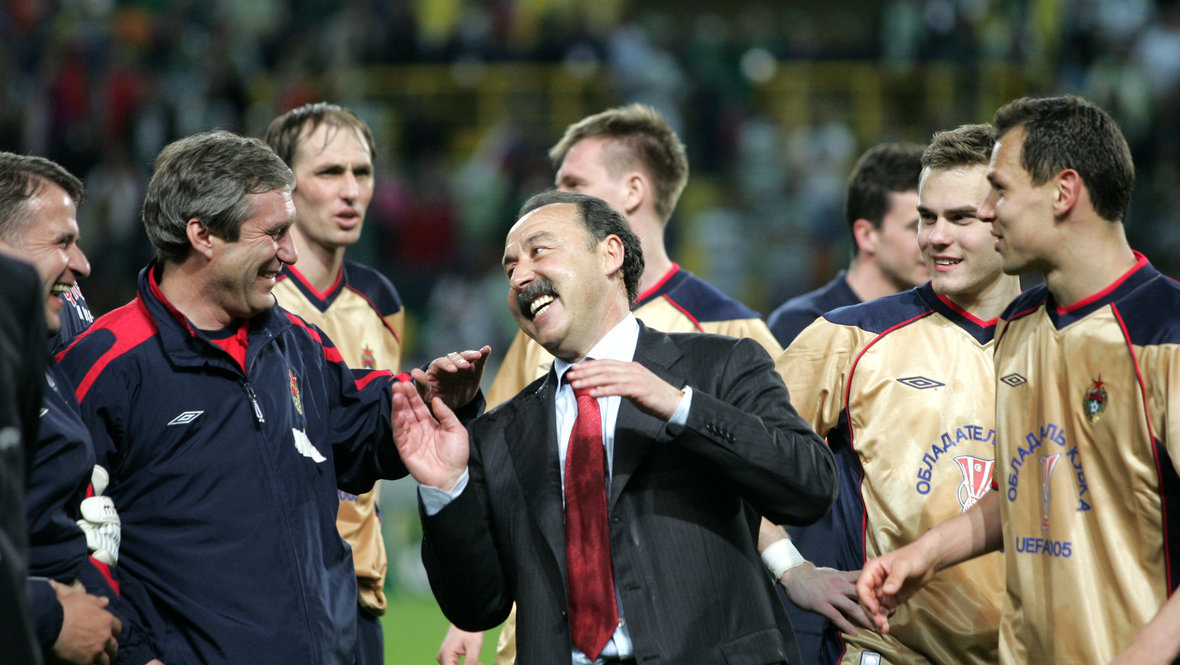 Валерий Газзаев (в центре) празднует победу ЦСКА в Кубке УЕФА.