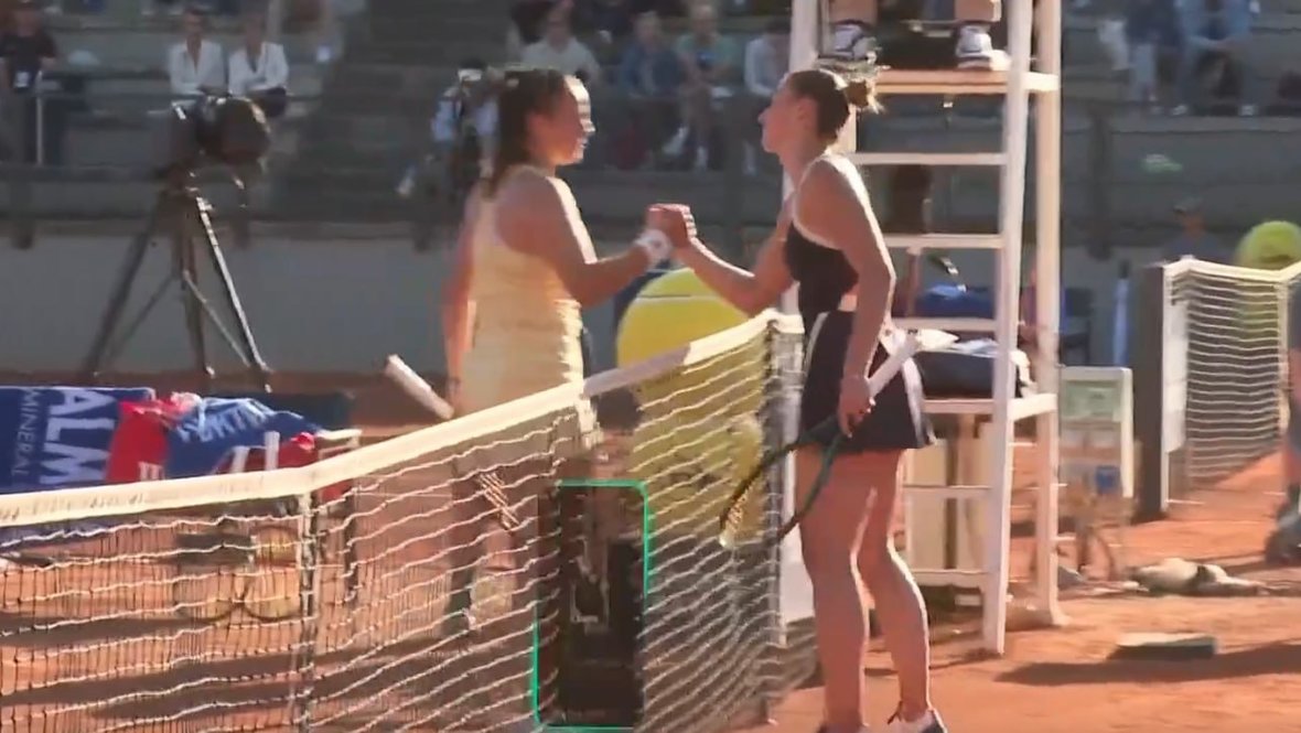 Марта Костюк пожала руку Дарье Касаткиной после матча на турнире в Риме.