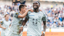 Футболисты «Балтики» Сергей Пряхин и Кевин Андраде