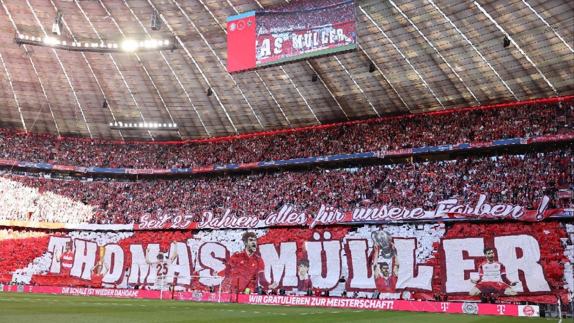 Перфоманс в честь последнего матча Томаса Мюллера на домашнем стадионе «Баварии».