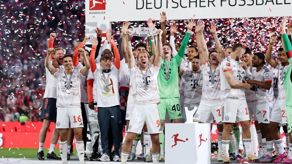 «Бавария» получила трофей за победу в бундеслиге сезона-2024/25.