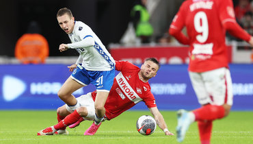 Нападающий «Динамо» Ярослав Гладышев и защитник «Спартака» Олег Рябчук