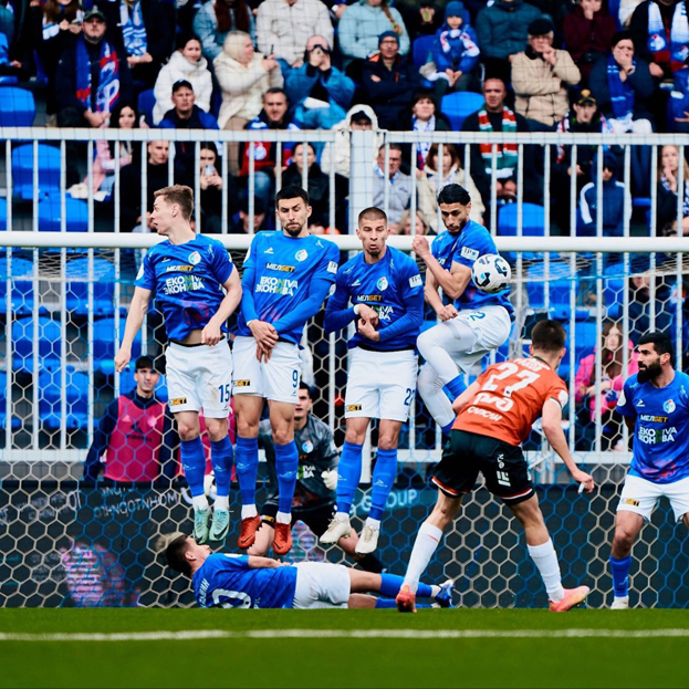 Вадим Раков исполняет штрафной удар в ворота «Факела». Футболист «Локомотива» Вадим Раков исполняет штрафной удар в ворота «Факела».