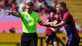 Судья Алехандро Хосе Эрнандес и полузащитник «Барселоны» Дани Ольмо