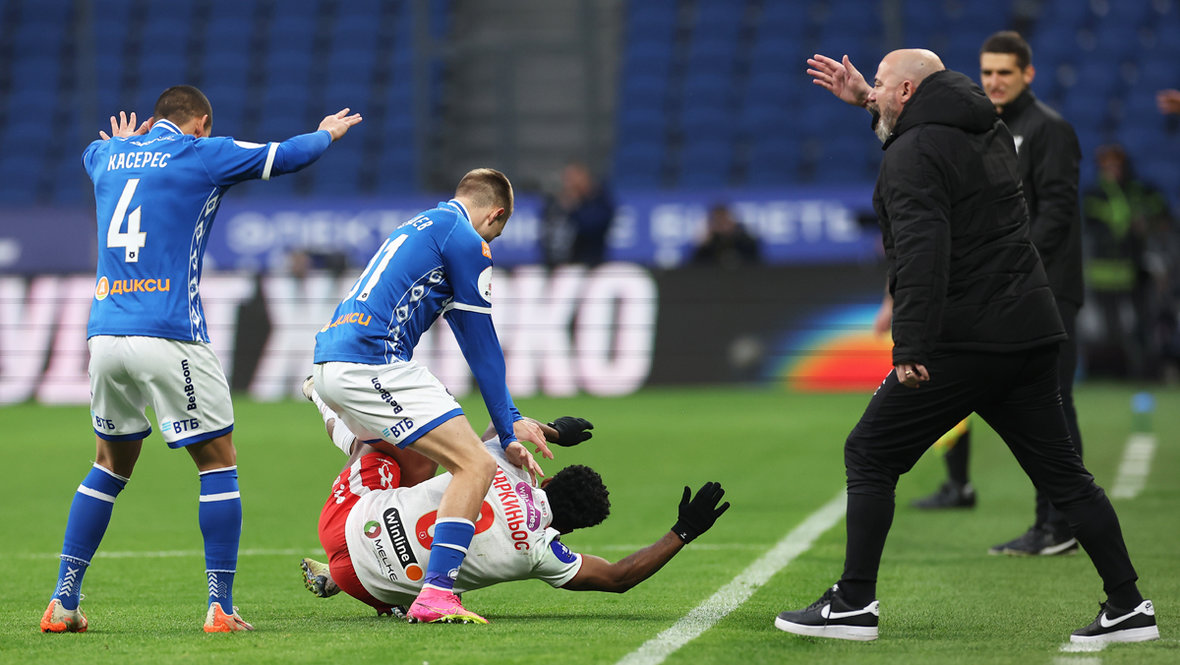 Футболисты Хуан Хосе Касерес, Ярослав Гладышев и Маркиньос и тренер Деян Станкович в матче РПЛ «Динамо» — «Спартак»