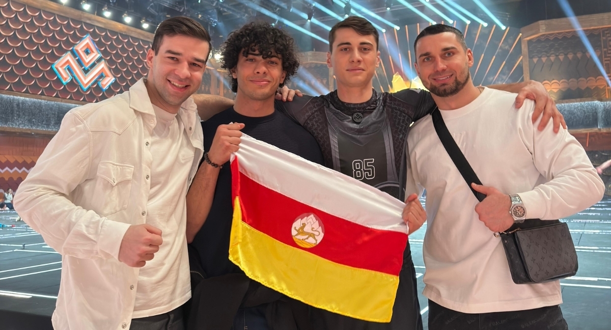 Ацамаз Гизоев со своими болельщиками. Ацамаз со своими болельщиками