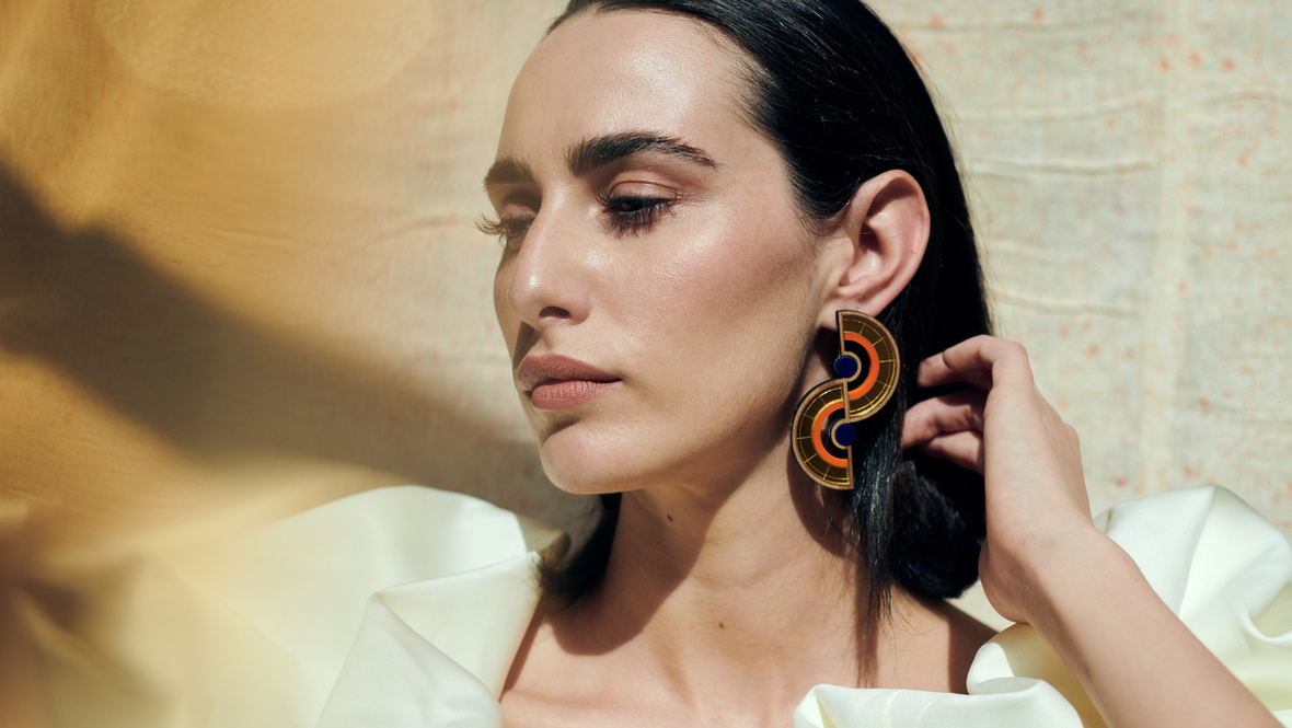 Девушка с крупными серьгами