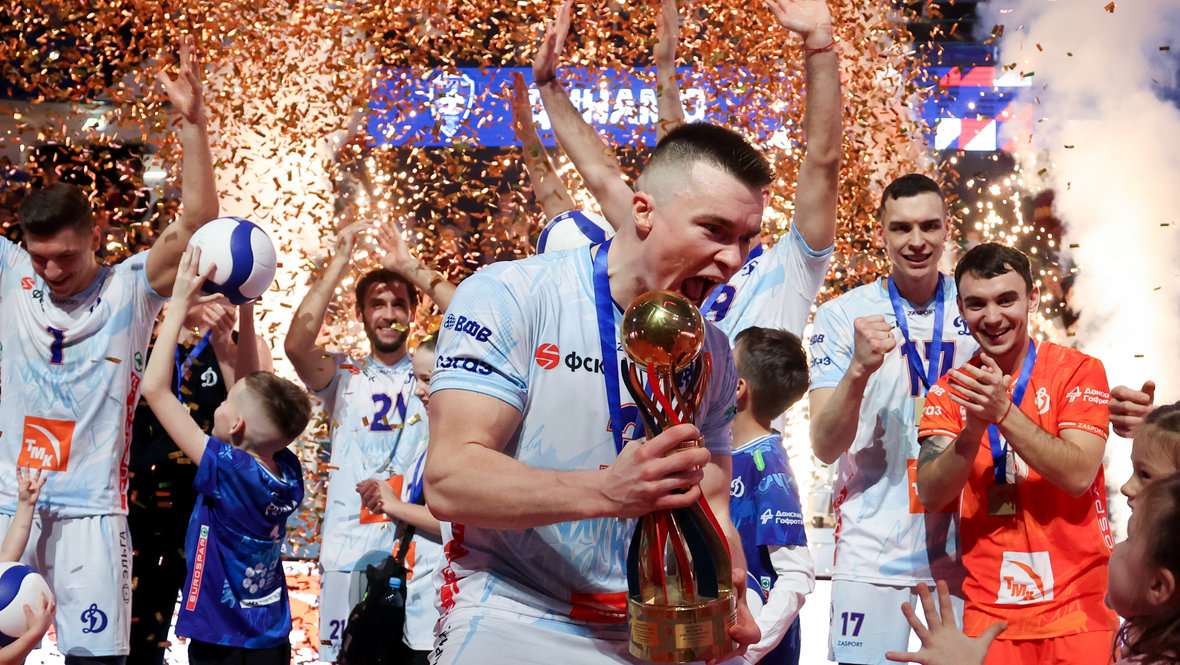 Динамовец Павел Панков с Кубком России по волейболу.