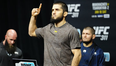 Махачев оставил чемпионский титул в легком весе и перешел в полусредний вес