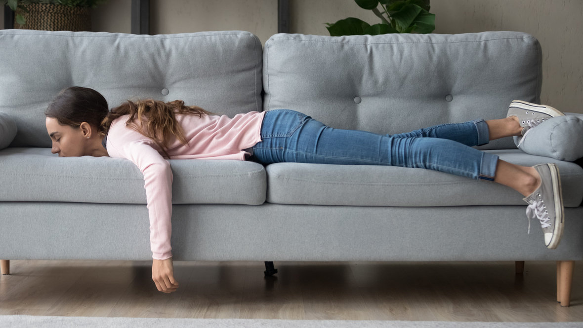 Девушка лежит на диване