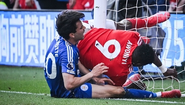 Форвард «Ноттингем Форест» Тайво Авонийи врезался животом в штангу в матче с «Лестером» 11 мая.