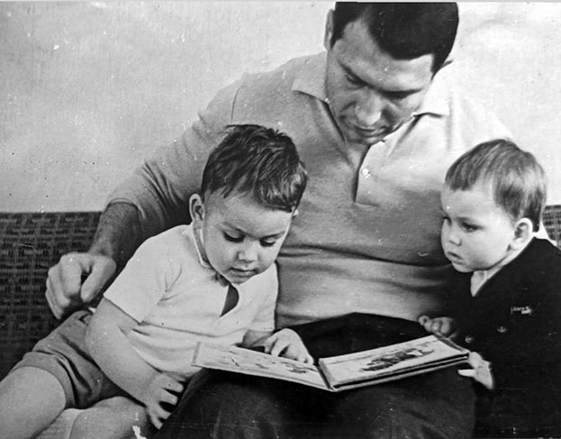 Александр Иваницкий с сыном Володей и дочкой Катей.