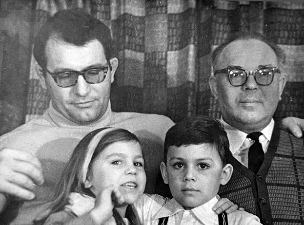 Александр Иваницкий с отцом Владимиром Селиверстовичем, сыном Владимиром и дочкой Екатериной.