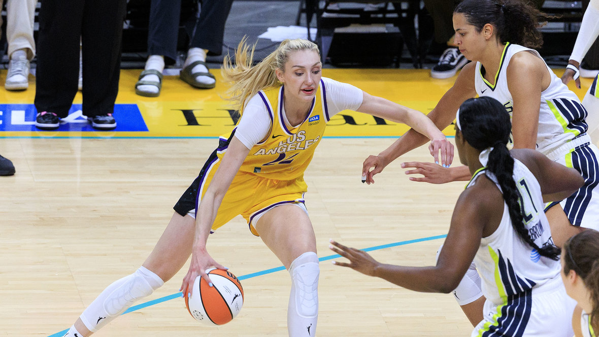 Кэмерон Бринк (с мячом).