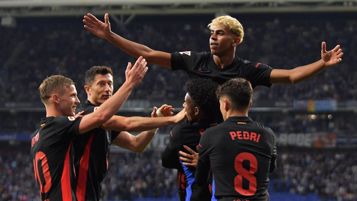 Футболисты «Барселоны» празднуют гол Ламина Ямаля в ворота «Эспаньол» 15 мая.