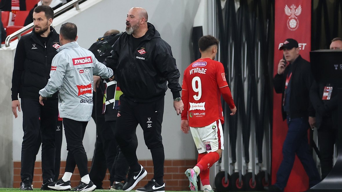 Манфред Угальде уходит с поля после удаления.