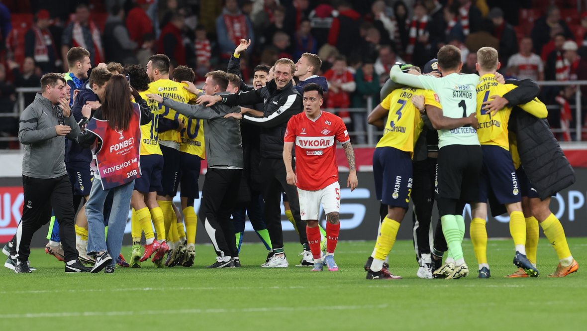 Эсекьель Барко (в центре).