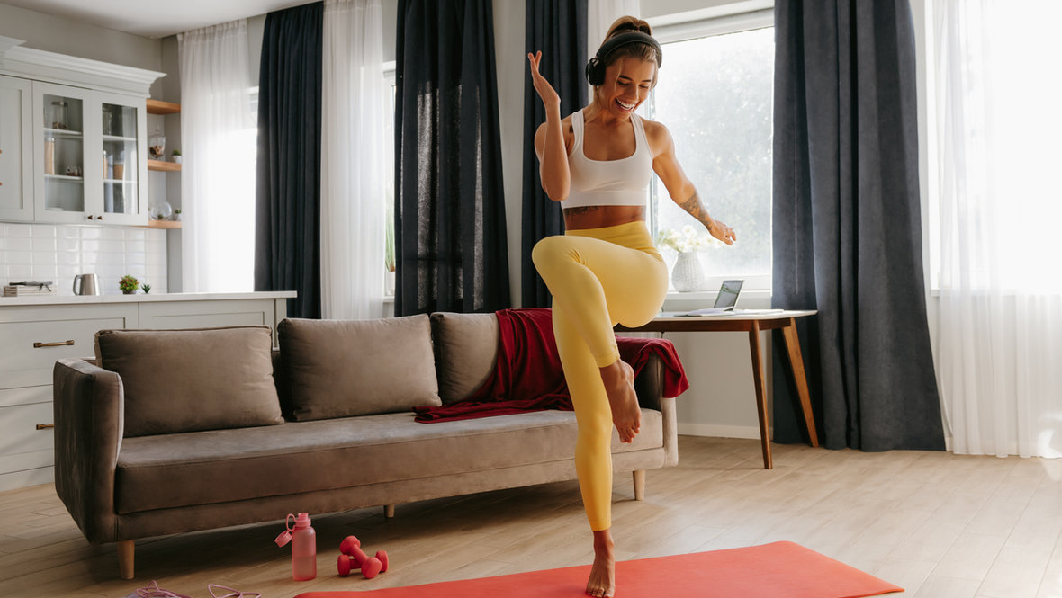 Девушка занимается дома