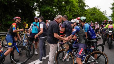 Гонщики перед стартом &laquo;Джиро д'Италия&raquo; в&nbsp;Неаполе.