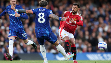 Энцо Фернандес в борьбе за мяч с Бруну Фернандешем.