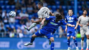 Форвард «Краснодара» Виктор Са (в белом) в матче против «Оренбурга».