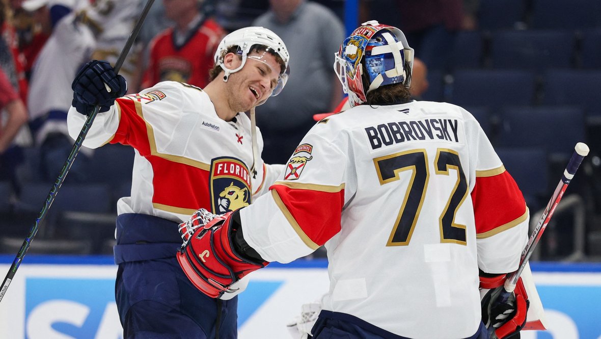 Форвард «Флориды» Мэттью Ткачак и голкипер «Флориды» Сергей Бобровский.