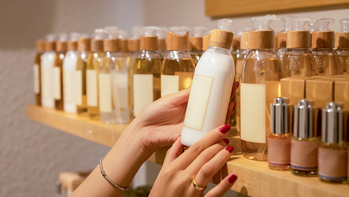 Разные шампуни на полке