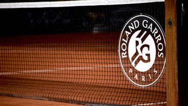 Лого «Ролан Гаррос» на сетке.