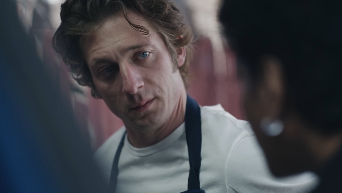 Кадр из сериала «Медведь», реж. Кристофер Сторер, Джоэнна Кало, Рами Юссеф, Hulu