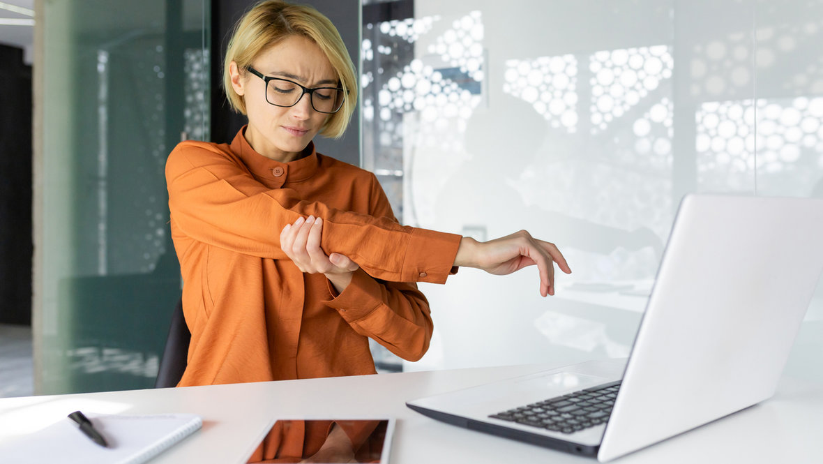 Девушка сидит за компьютером